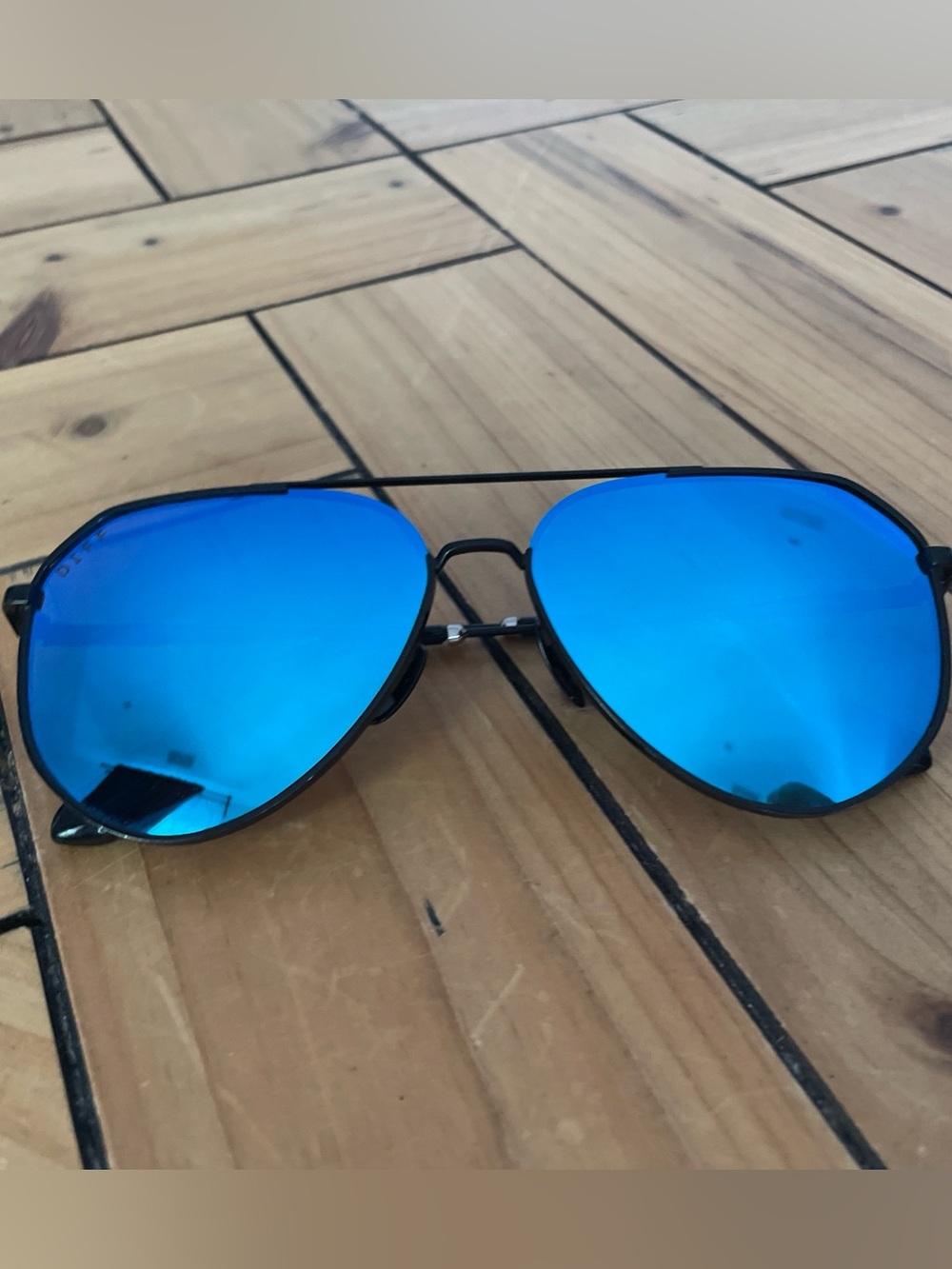 Diff AVIATOR IN MATTE BLACK WITH BLUE MIRROR POLARIZED LENS - Picture 6 of 14